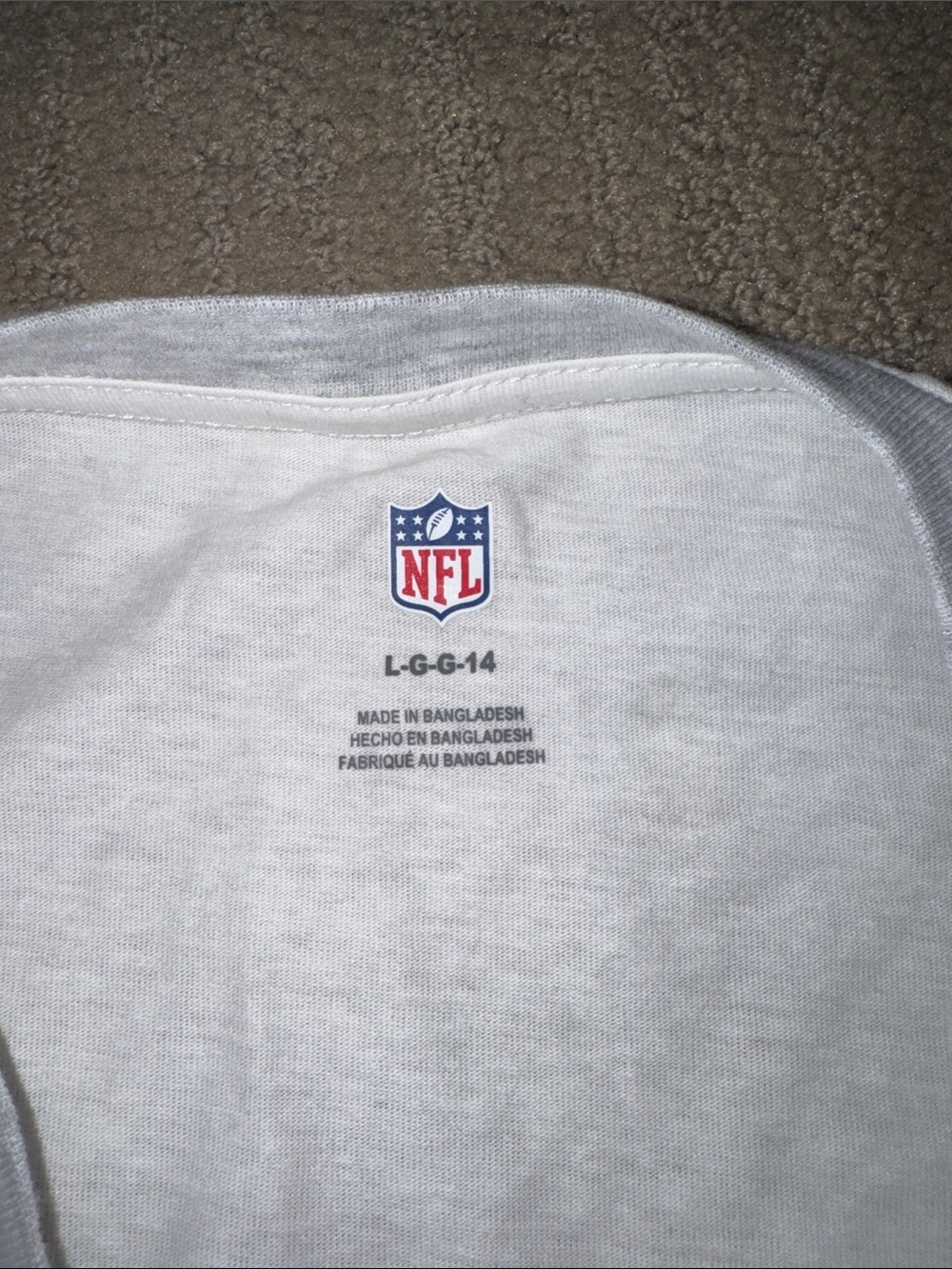 🆕 NFL Tampa Bay Buccaneers White & Gray Short Sleeve Raglan Tee. L-14. NWT 🏴☠️🏈 - Picture 2 of 4